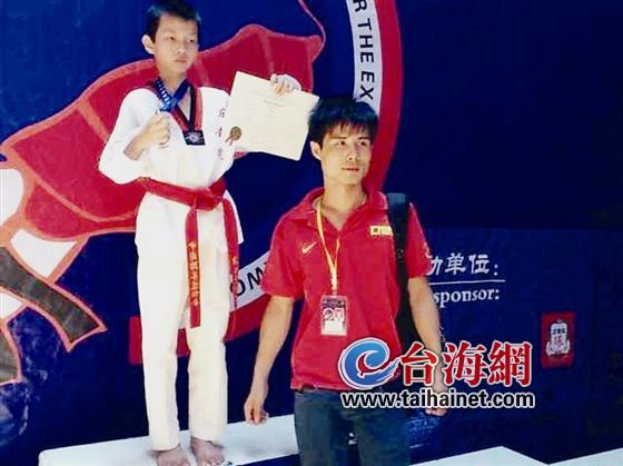 漳州12岁跆拳道选手11秒击败对手斩获6枚金牌